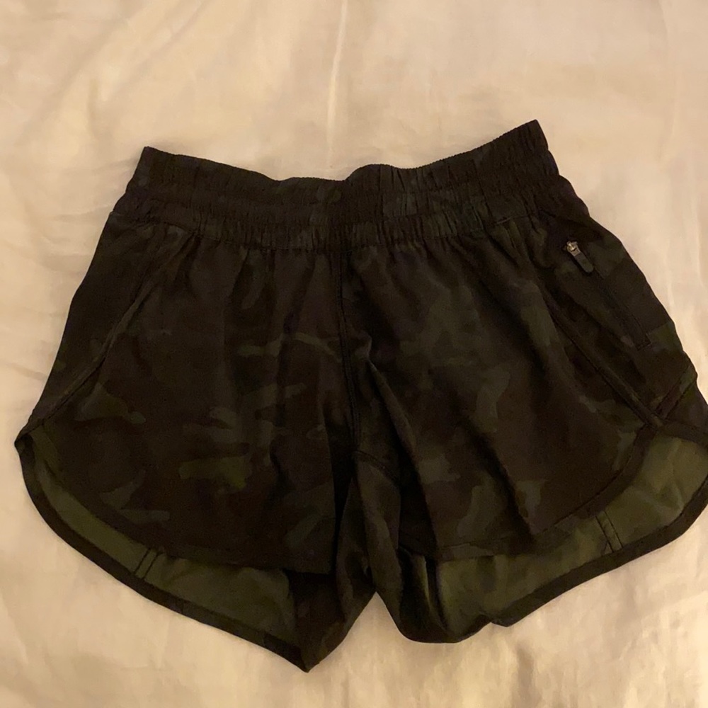4 inch tracker v short in camo. Liner defect and the inside liner is backwards
